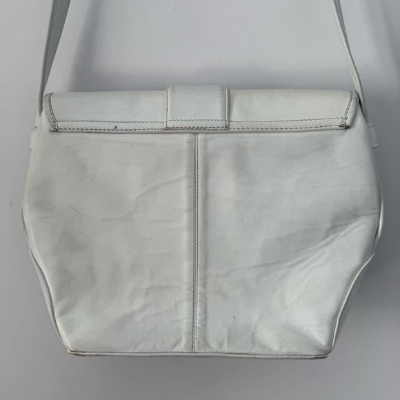 Vintage 1980s white leather shoulder bag with mixed metal hardware - Picture 4 of 9